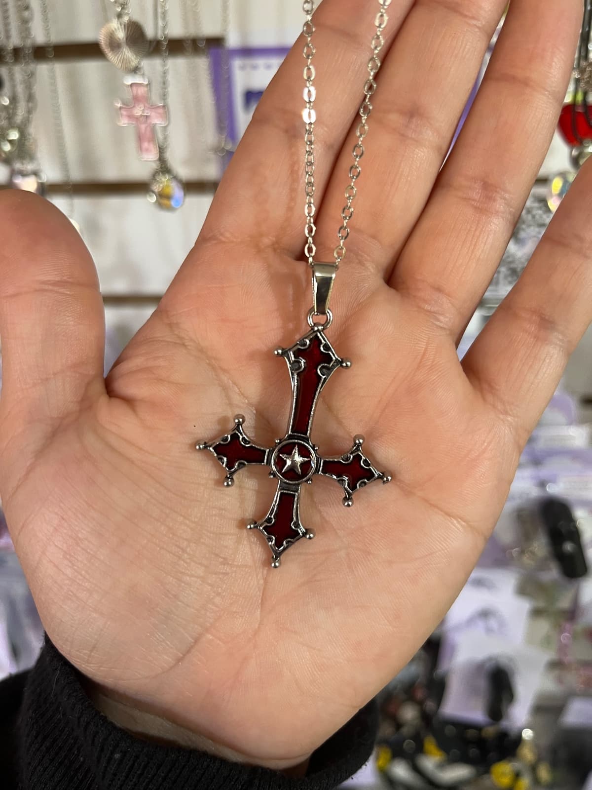 collar cruz roja al revés 