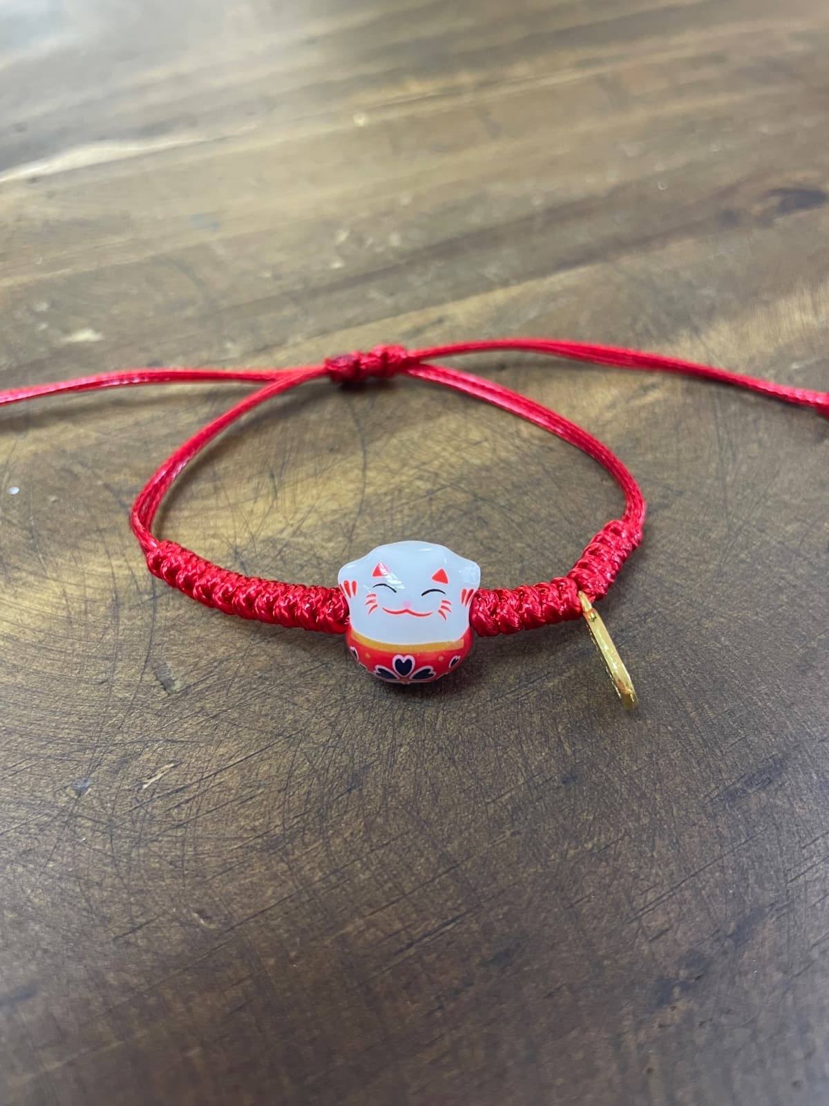 Pulsera gatito de la suerte hilo rojo