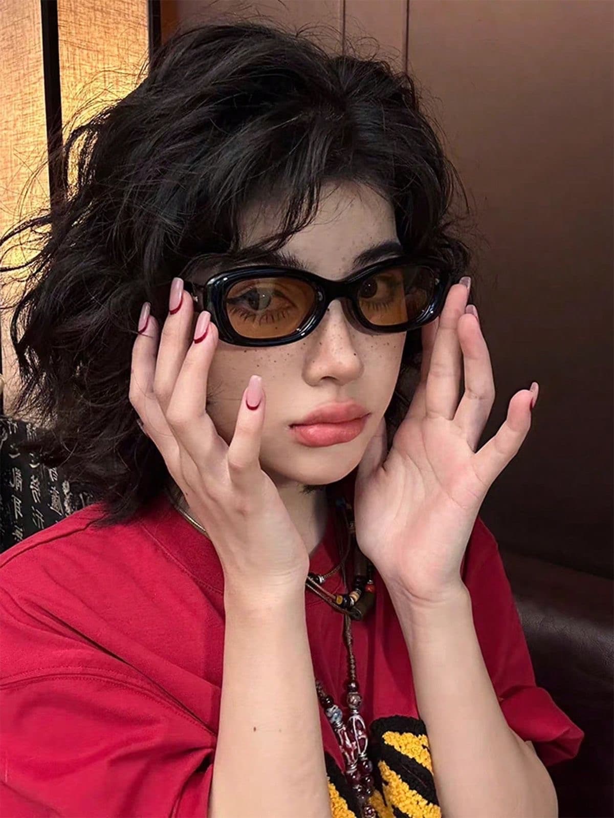 gafas negras con naranjo