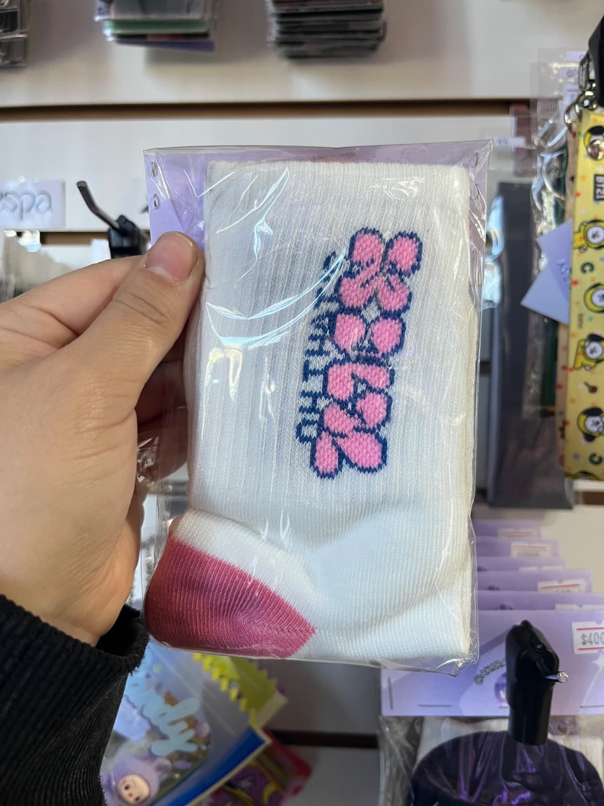 calcetas blancas con letras rosadas