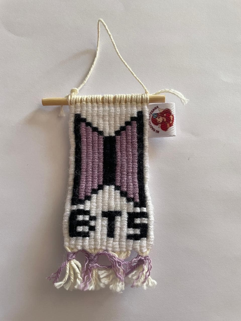 Mini tapiz de macramé de BTS de color blanco con lila