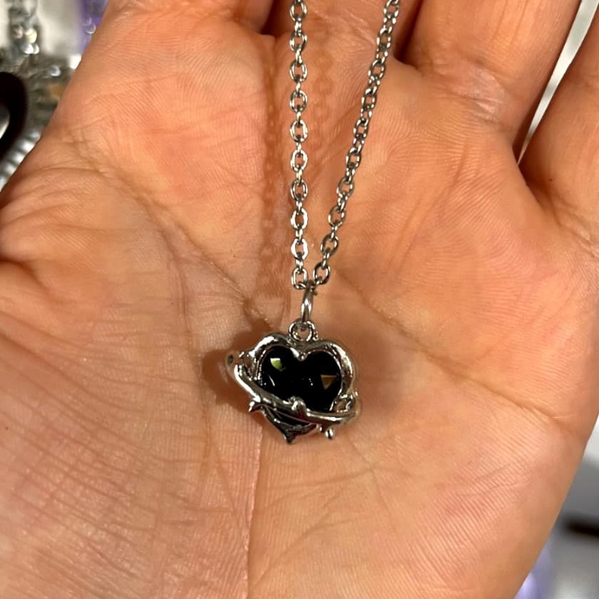 collar corazon negro pequeño 