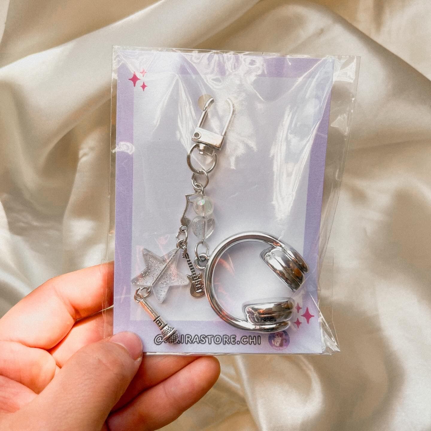 llavero audifonos plateados