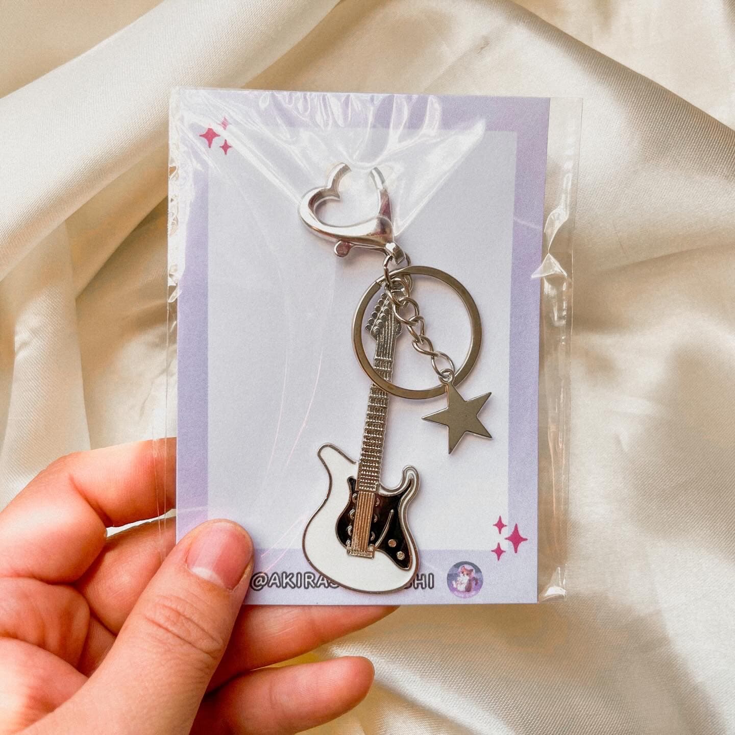 llavero guitarra blanca