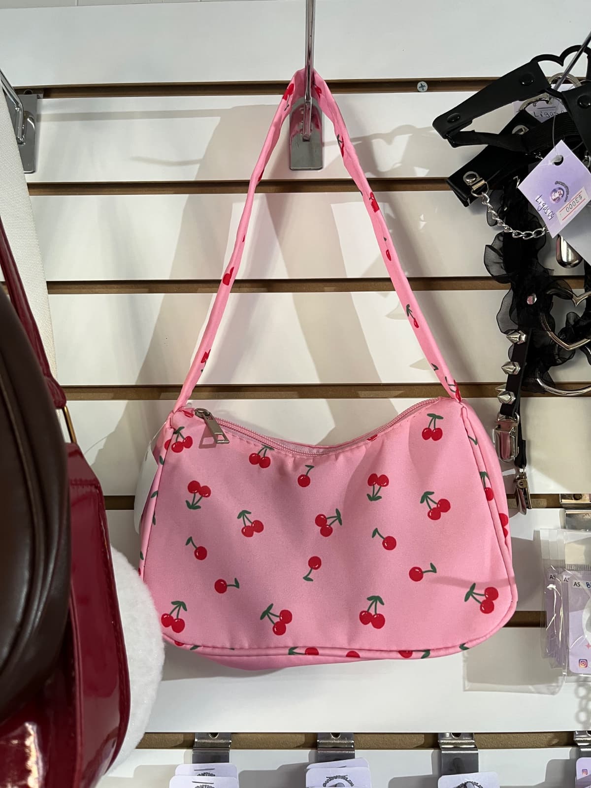 cartera rosada cerezas