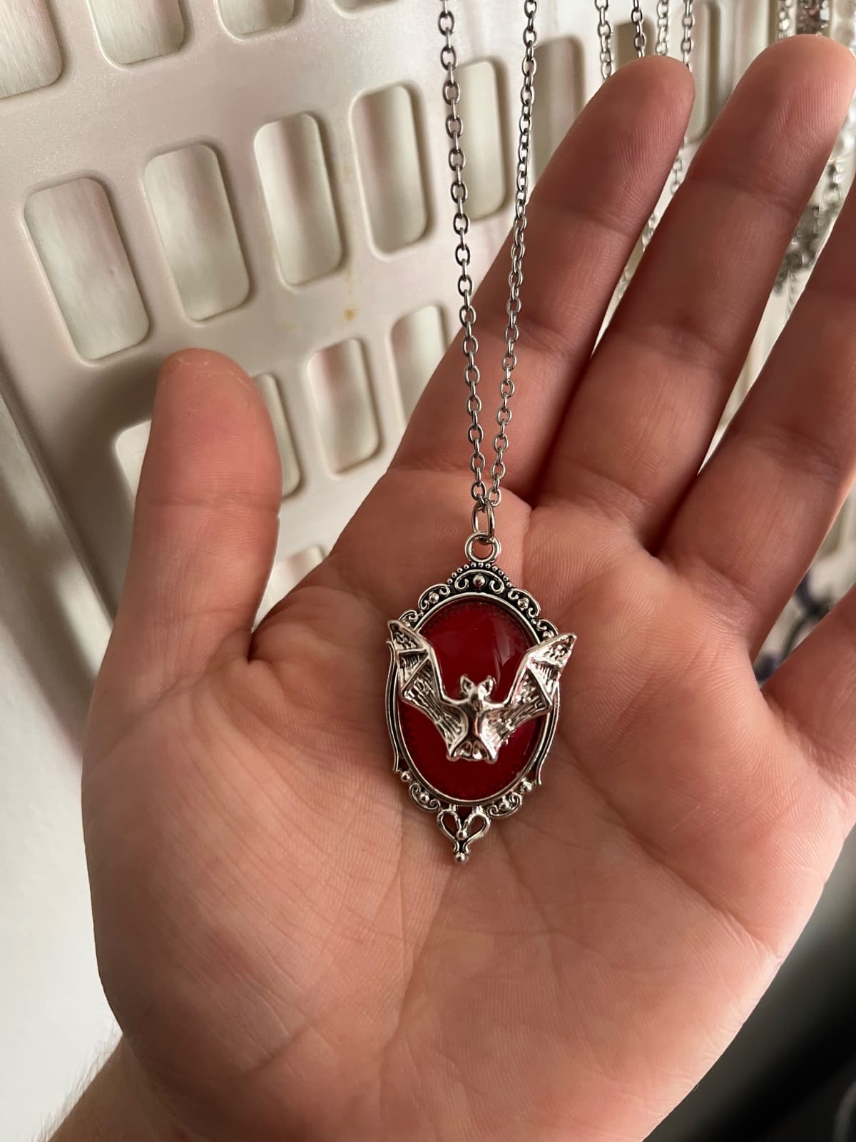 collar murciélago rojo