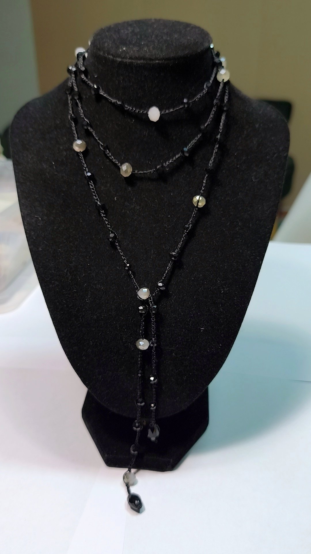 Collar black and white