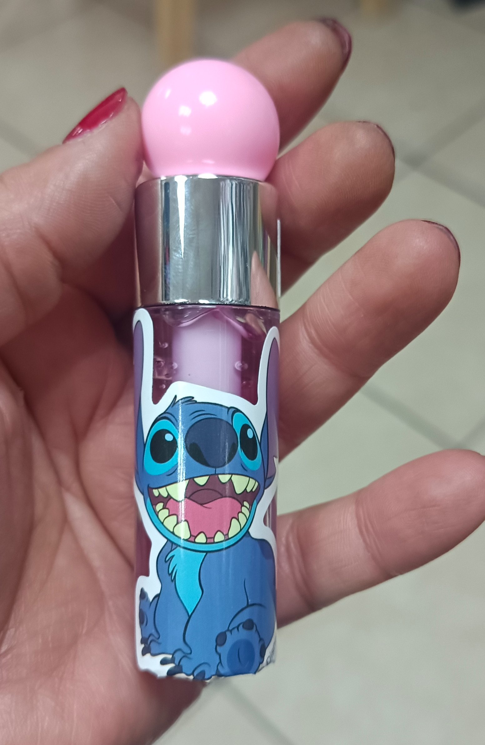Brillo labial de niña