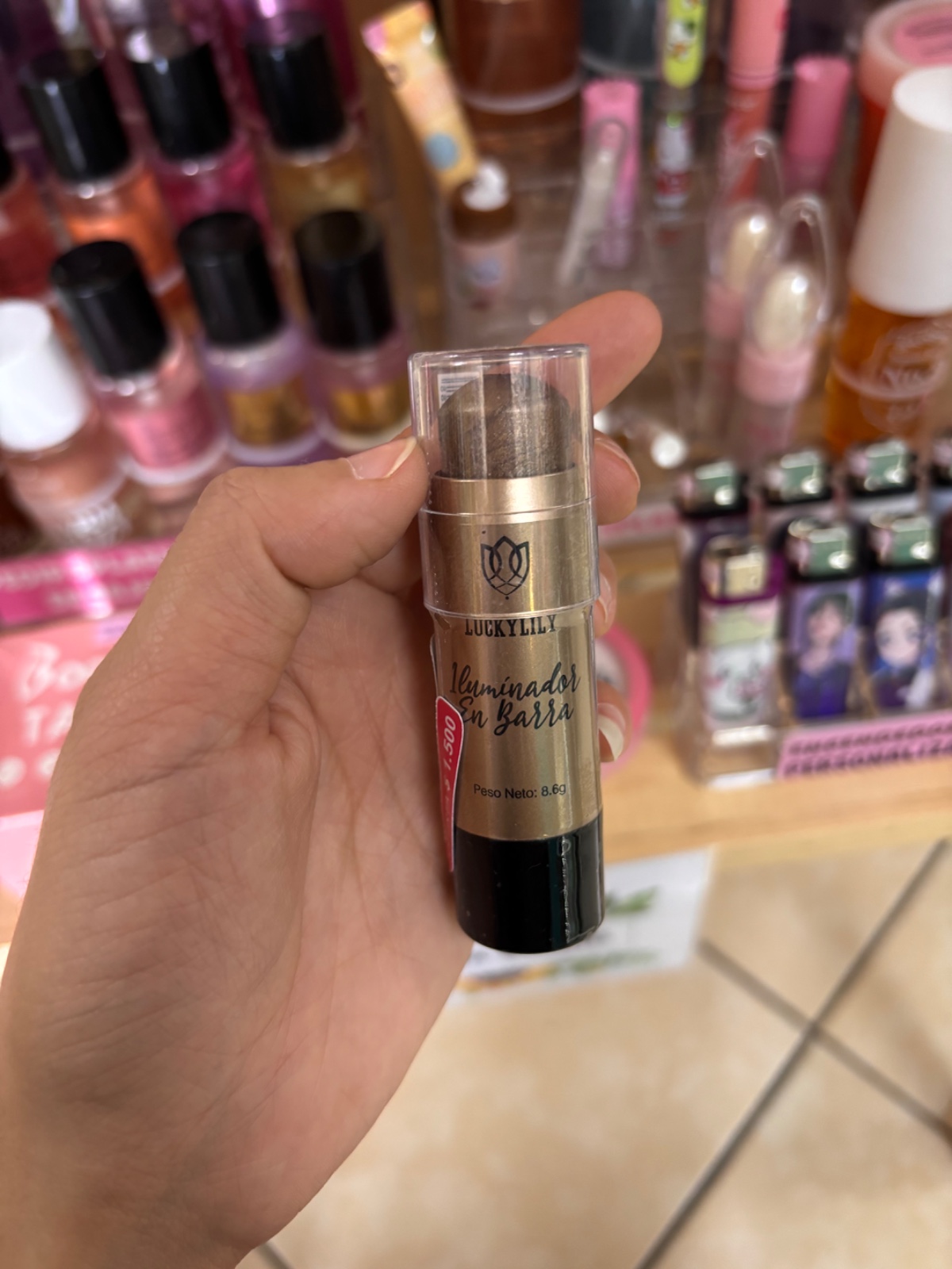 Iluminador en barra dorado oscuro