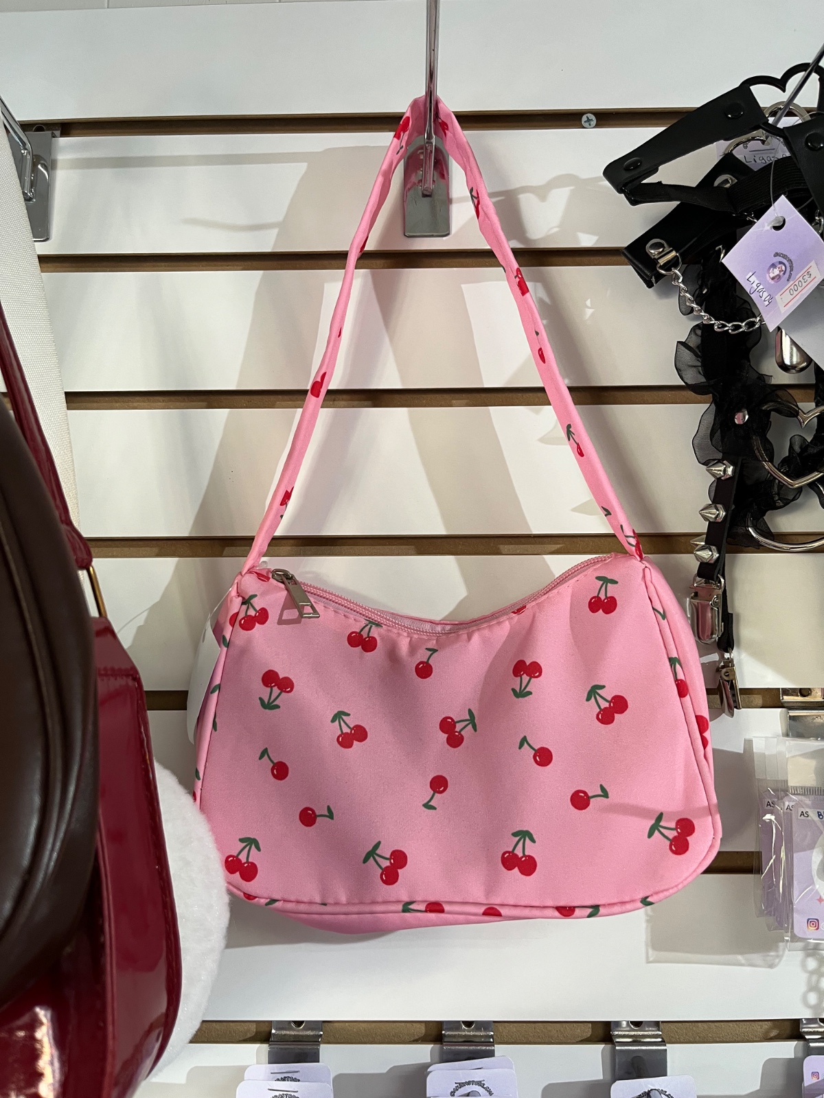 cartera rosada cerezas