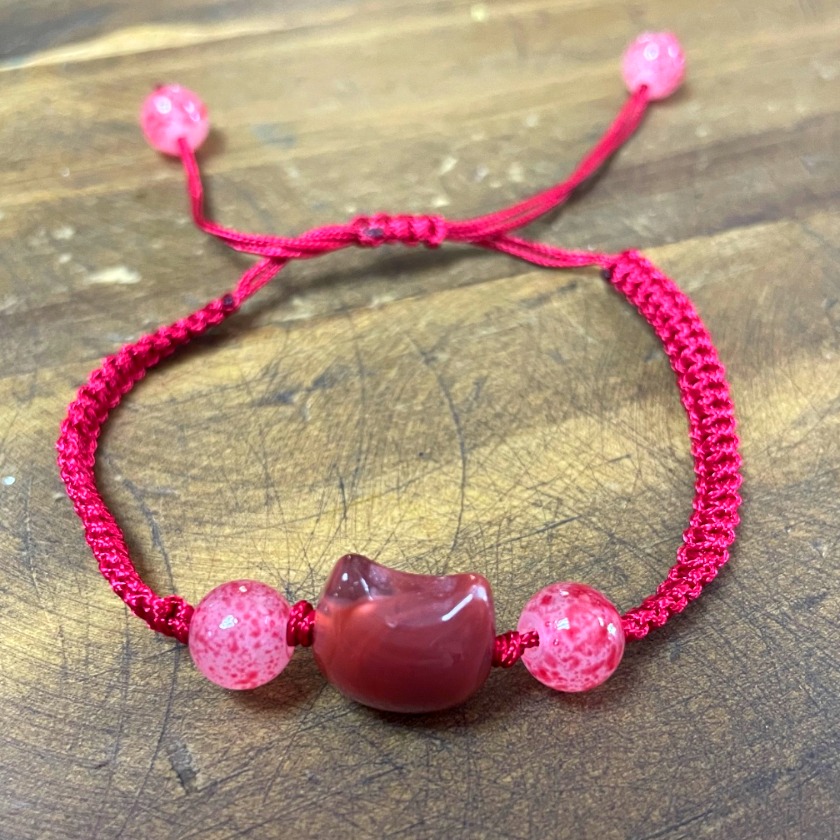 Pulsera gatito hilo rojo